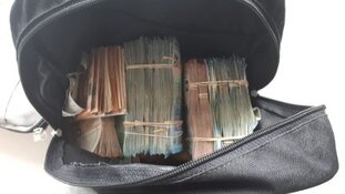 Politie haalt grote geldbedragen uit rugzak en plafond