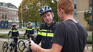 Auto rijdt in op agent