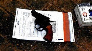 'Kofferbakoverleg' levert vuurwapen op