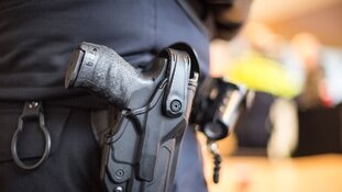 Politie lost waarschuwingsschoten en vindt na aanhouding doorgeladen vuurwapen