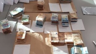 Politie vindt 160.000 euro in verborgen ruimte