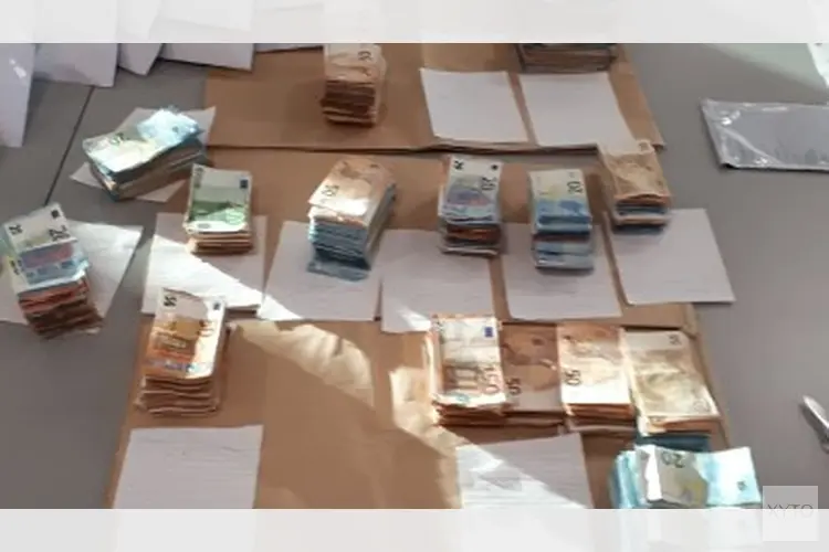 Politie vindt 160.000 euro in verborgen ruimte