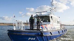 Drugssmokkelaars proberen te vluchten met bunkerschip, 170 kg coke gevonden