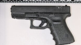 Politie vindt vuurwapen in verborgen ruimte