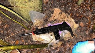 Automatisch wapen in de bosjes gevonden na bedreiging