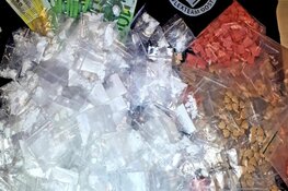 Agenten halen verdovende middelen en geld uit woning; verdachte aangehouden