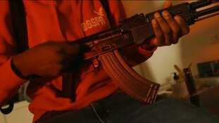 Invallen en arrestaties op basis van verboden wapenbezit in videoclip