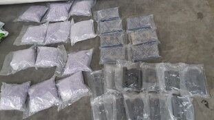 22 vuurwapens en verdovende middelen in beslag genomen