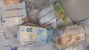 Vijf personen aangehouden na inrijden op agenten
