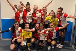 Feyenoord Futsal vrouwen steunen ondernemer Pannekoekenhuis 't Hof in Vlaardingen op dinsdag 28 april