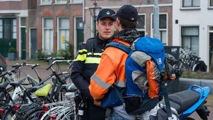 Truc met gebaksdoos maakt van bejaarde vrouw slachtoffer diefstal