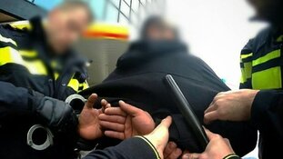 Tieners vallen vrouw lastig en mishandelen voorbijganger die ingrijpt