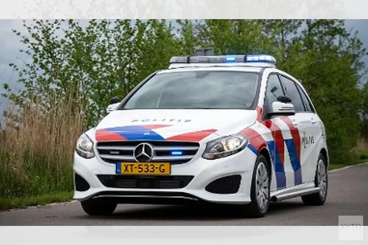 Man met oranje jas en zwart masker overvalt snackbar