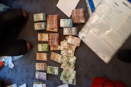Politie stuit op geld, vuurwapen en drugs in woning Rotterdam