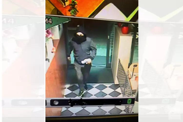 Gezocht: Mogelijk twee keer zelfde dader bij overvallen snackbar Oude Watering
