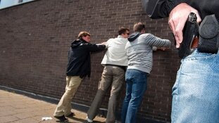 Politie houdt man met vuurwapen aan