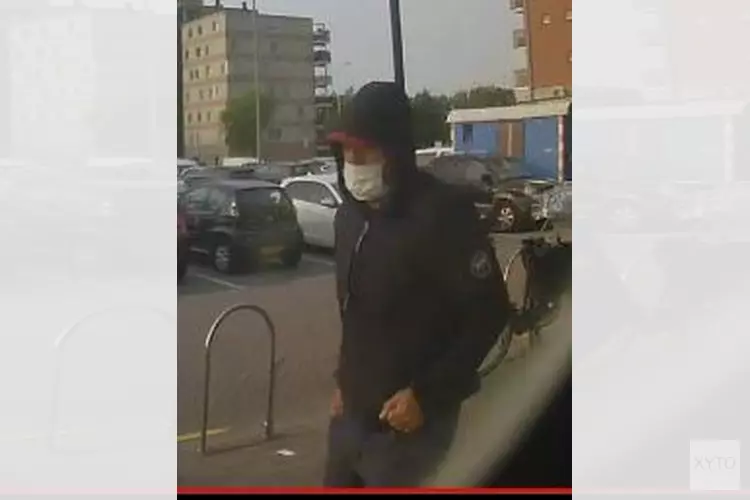 Gezocht: Man met mondkapje overvalt Hema