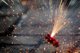 Vuurwerk beschadigt auto en vernielt ruiten: politie Rotterdam zoekt getuigen