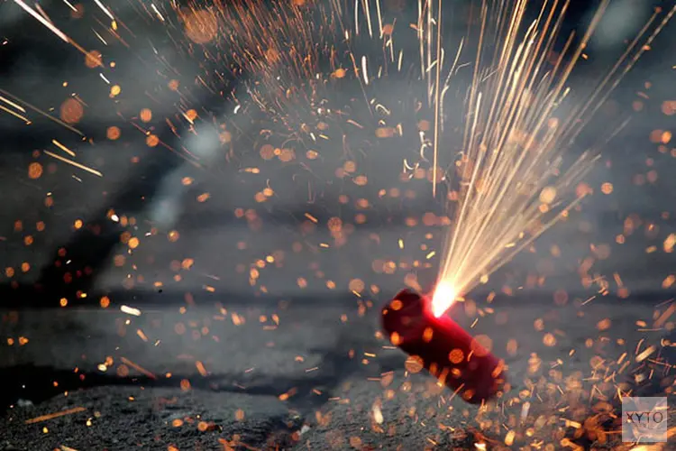 Vuurwerk beschadigt auto en vernielt ruiten: politie Rotterdam zoekt getuigen
