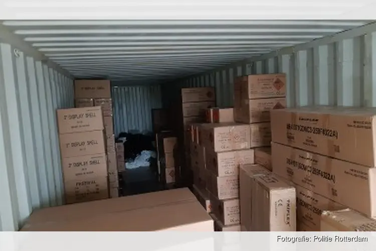 Politie Rotterdam houdt vuurwerkverdachte aan en neemt 4500 kg vuurwerk in beslag