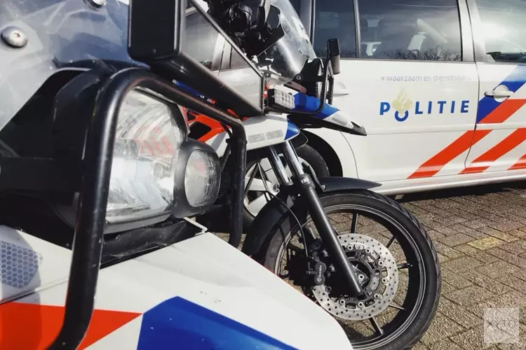 Politie Rotterdam vindt vuurwapen en mes bij melding blowen door jongens