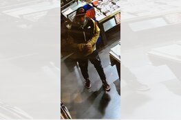 Gezocht: Herkent u de verdachte van boekendiefstal?