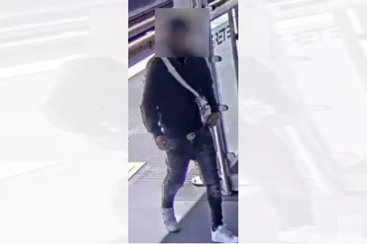 Wie herkent deze verdachte van een poging overval op metrostation Hoogvliet?