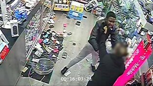 Wie overviel de telefoonwinkel in Rotterdam met een vuurwapen?