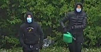 Wie zijn deze twee brandstichters op het parkeerterrein van PI De Schie?