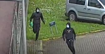 Wie zijn deze twee brandstichters op het parkeerterrein van PI De Schie?