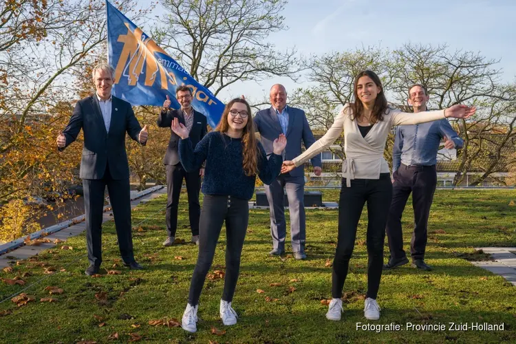 Berend Potjer met scholieren het sedumdak op