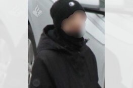 Wie herkent verdachte die een agent verwondde met een steen?