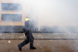 Gezocht: Wie bekogelden agenten tijdens voetbalwedstrijd?