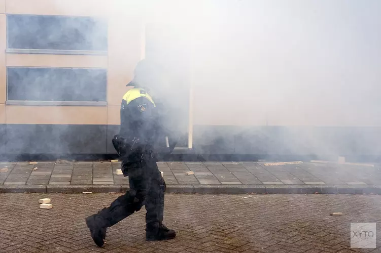 Gezocht: Wie bekogelden agenten tijdens voetbalwedstrijd?