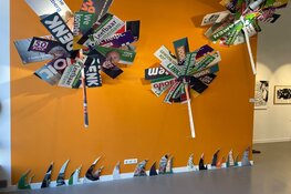 Zwevende verkiezingsborden worden gerecycled tot kunstwerk