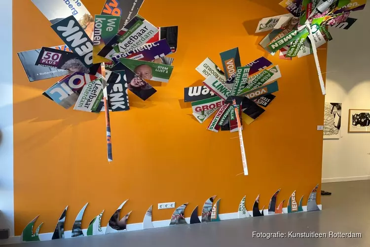 Zwevende verkiezingsborden worden gerecycled tot kunstwerk