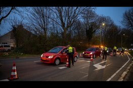 Scooters en auto&#39;s langs de kant gezet