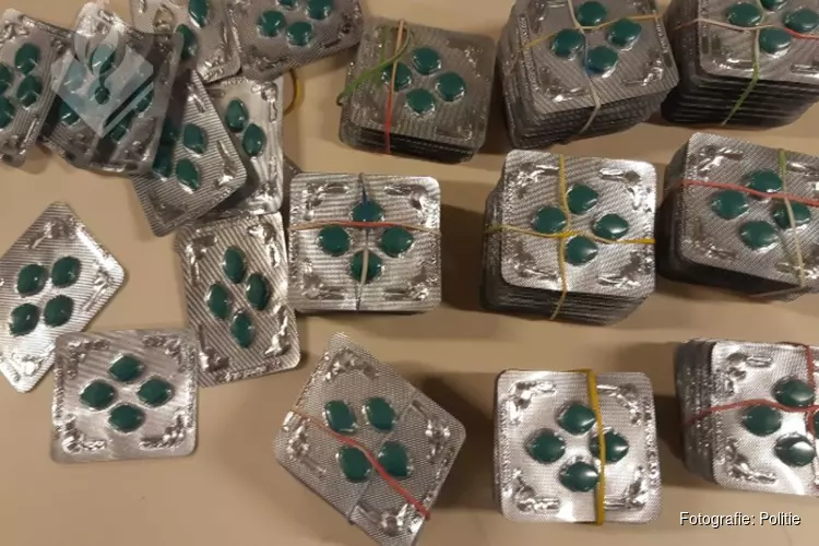 Honderden erectiepillen gevonden na inval in onderzoek illegaal gokken