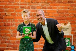 Wethouder Kasmi reikt prijs uit aan winnaar Er Was Eens 2022 Kind en Onderwijs