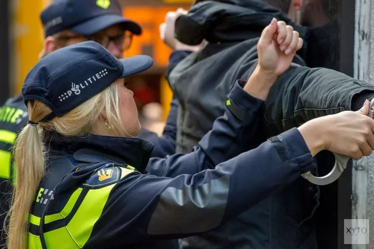 Aanhoudingen en vuurwapen van straat na melding geluidsoverlast