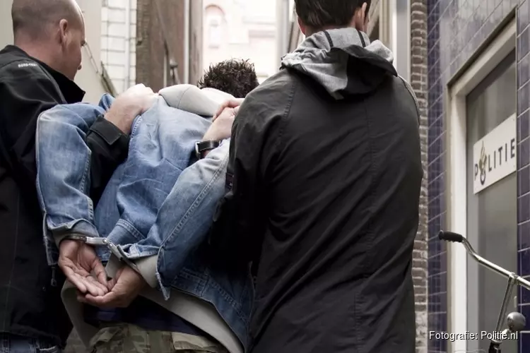 Mannen stelen telefoon; politie houdt ze snel aan