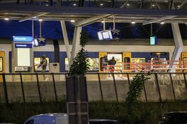 DSI haalt mogelijke schutter uit trein bij station Abcoude