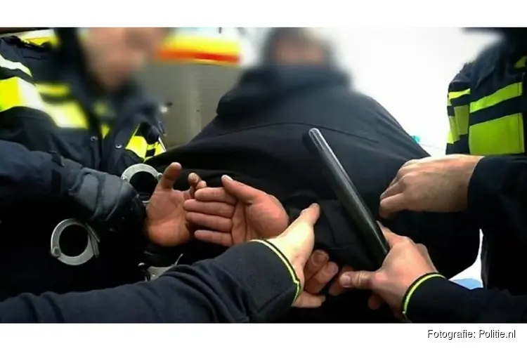 Mannen met vuurwapen in auto aangehouden
