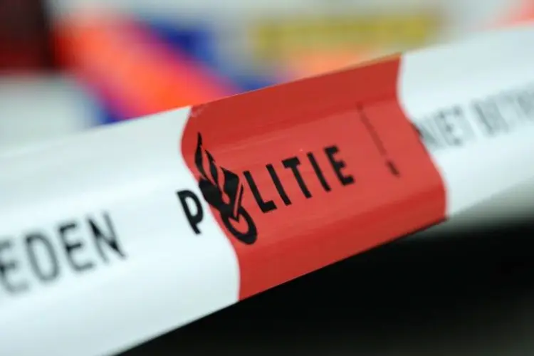 Verdovende middelen, geld en een vuurwapen aangetroffen na invallen in Rotterdam en Capelle aan den IJssel