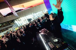 Armin van Buren trapt a state of trance af met uniek optreden op Rotterdam Centraal