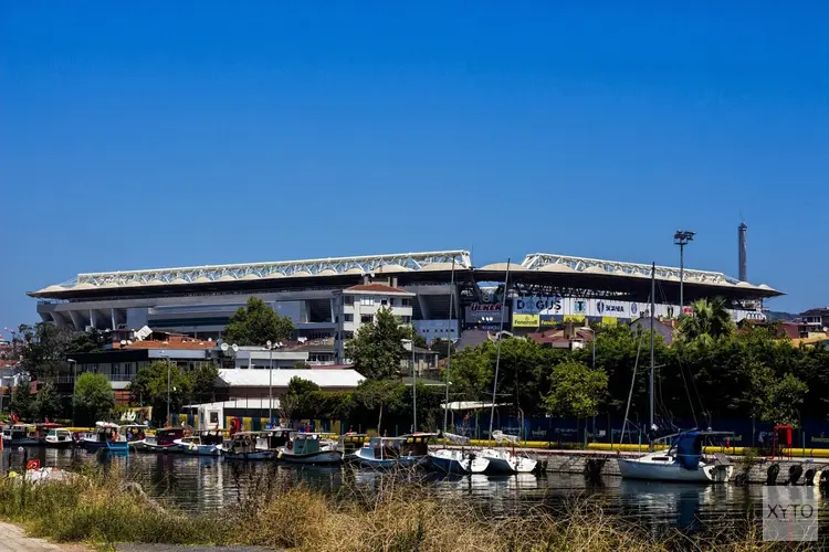 Feyenoord gaat hard onderuit bij Fenerbahçe en is veroordeeld tot Europa League