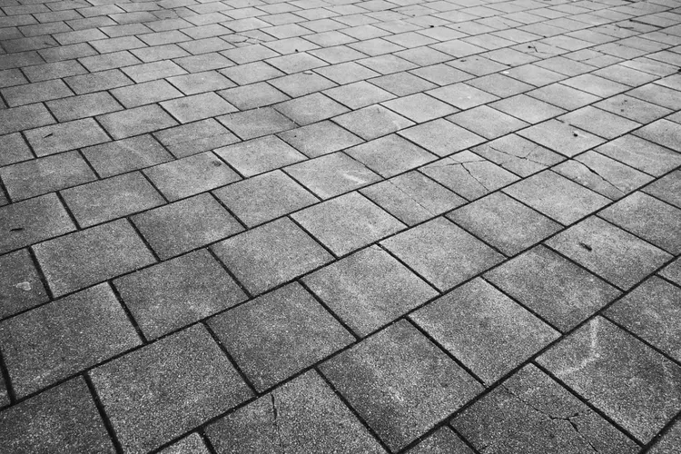 Daniël ‘wipt’ tegels in het Oude Noorden: ‘Bewoners praten er nu nog steeds over’