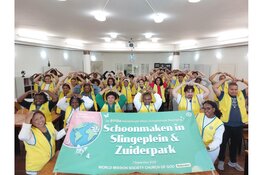 “Een verfrissing voor u in het Zuiderpark en Slingeplein”. De Church God lanceert de ‘Wereldwijde Schoonmaakactie’