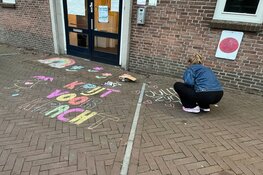 Stoep vol kleur en kracht: kinderen krijten voor de kinderopvang in Rotterdam
