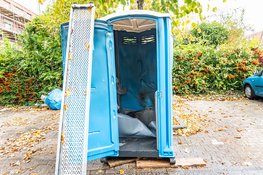 Dixi in brand gestoken in Rotterdam, jonge daders op de vlucht